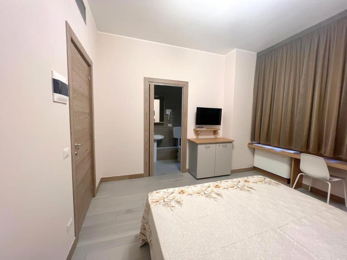 Sissi Comfort Rooms Foresteria Lombarda Monza Kültér fotó